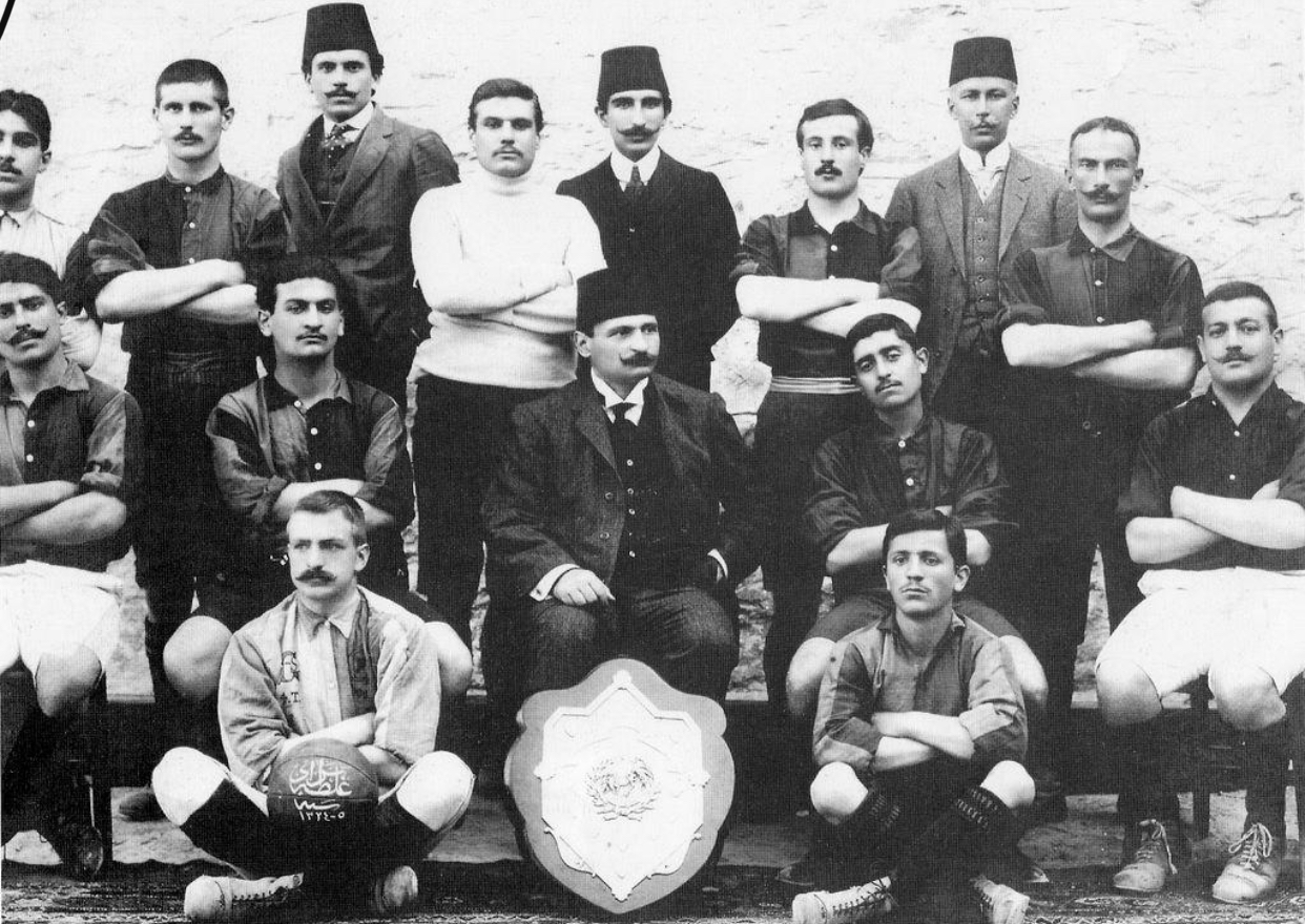Galatasaray (futbol takımı) 1908-09 sezonu. Ahmet Robenson (Beyaz Tişörtlü)